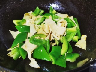 14、青椒炒豆皮,快速翻炒均匀