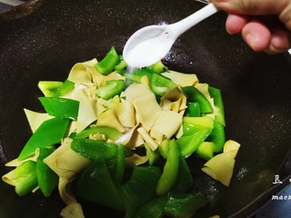 15、青椒炒豆皮,加入盐