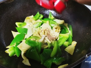17、青椒炒豆皮,五香粉
