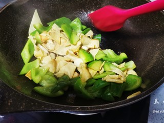 18、青椒炒豆皮,快速翻炒均匀
