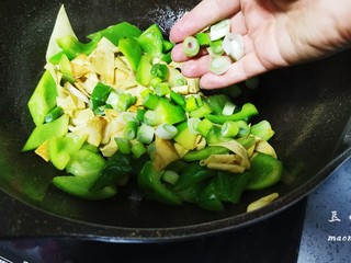 19、青椒炒豆皮,放入葱花