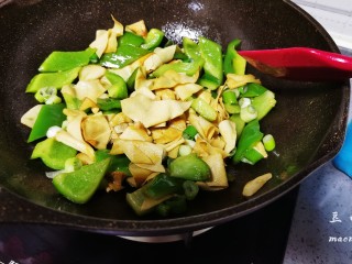 20、青椒炒豆皮,快速翻炒均匀，关火