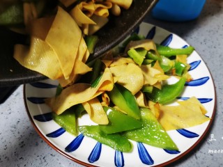 21、青椒炒豆皮,盛入盘中即可食用