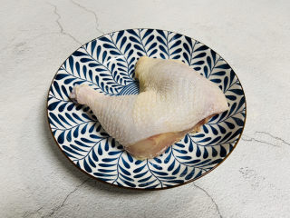 1、电饭煲焖鸡,鸡腿一个