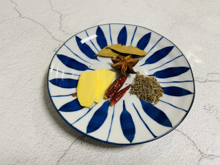 2、电饭煲焖鸡,生姜、香叶、辣椒、八角、孜然