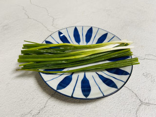 3、电饭煲焖鸡,香葱洗净对半切开