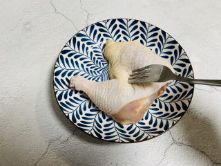 4、电饭煲焖鸡,拿一个叉子多戳几下方便入味