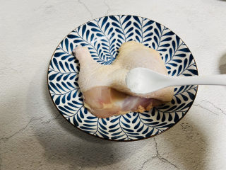 5、电饭煲焖鸡,适量盐涂抹均匀