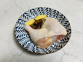 6、电饭煲焖鸡,大料放入