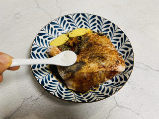 10、电饭煲焖鸡,适量白糖