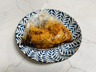 14、电饭煲焖鸡,将鸡腿放入保鲜袋扎紧放入冰箱冷藏室腌制一夜