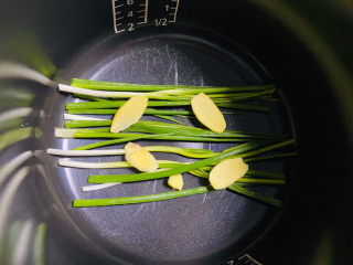 16、电饭煲焖鸡,放入姜片