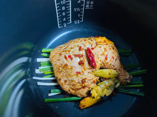 17、电饭煲焖鸡,放入腌制一夜的鸡腿