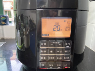 18、电饭煲焖鸡,摁肉类功能键开启工作约20分钟