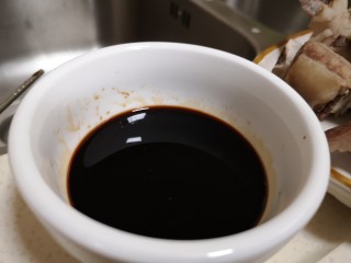 3、糖醋排骨,佐料调制，放生抽，老抽，白醋，白糖搅匀做糖醋汁