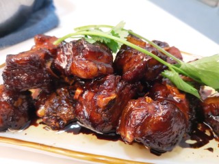 6、糖醋排骨,装盘放香菜点缀