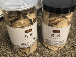 1、糖水鸡蛋➕四物煲红糖鸡蛋,女孩子最好家里备着掉当归黄芪，没事煲汤或者煮水喝，对身体很有好处