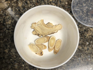 2、糖水鸡蛋➕四物煲红糖鸡蛋,不需要太多，黄芪8片，当归两三片