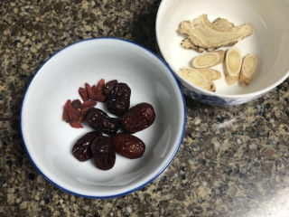 3、糖水鸡蛋➕四物煲红糖鸡蛋,还需要几颗红枣，一小撮枸杞