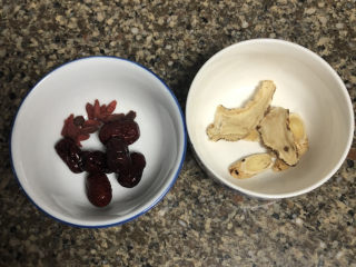 4、糖水鸡蛋➕四物煲红糖鸡蛋,把药材红枣都冲洗一下