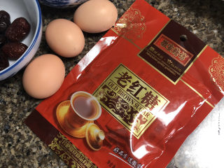 5、糖水鸡蛋➕四物煲红糖鸡蛋,还有红糖和土鸡蛋。阿晨家这个土鸡蛋个头很小，我放了三个，大的鸡蛋两个就够了