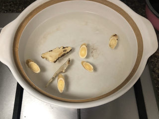 8、糖水鸡蛋➕四物煲红糖鸡蛋,取一个小砂锅或者陶瓷锅。放入适量清水，当归和黄芪，中火煮开