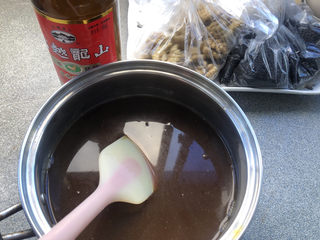 2、玫瑰阿胶糕,阿胶片掰成小块后,倒入一瓶黄酒浸泡两天。