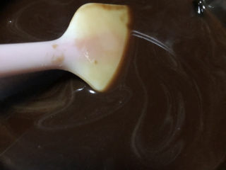 3、玫瑰阿胶糕,使阿胶片初步融化,是巧克力液的感觉,太丝滑了。