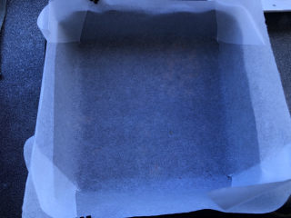 4、玫瑰阿胶糕,容器里先垫好油纸备用。