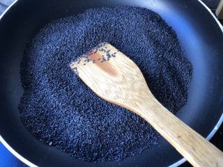 5、玫瑰阿胶糕,黑芝麻小火炒熟。