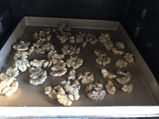 6、玫瑰阿胶糕,核桃烤箱170度烤7.8分钟左右。