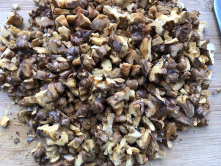 7、玫瑰阿胶糕,切碎备用。