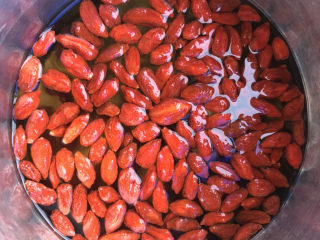 8、玫瑰阿胶糕,枸杞略用水浸泡。