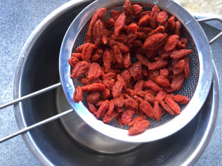 9、玫瑰阿胶糕,沥干水分。