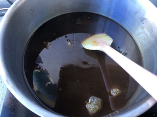 11、玫瑰阿胶糕,阿胶液倒锅里,先放入冰糖,小火熬制。