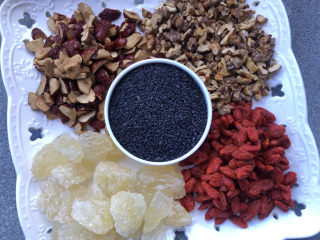 10、玫瑰阿胶糕,红枣清洗干净后去核剪碎,各种材料都准备好。