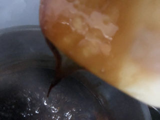 13、玫瑰阿胶糕,铲刀提起阿胶缓慢流下,有挂旗的状态即可。