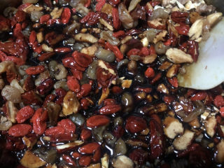 14、玫瑰阿胶糕,关火,倒入除芝麻外的所有配料。