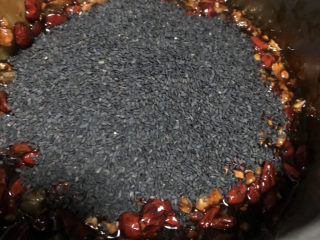 16、玫瑰阿胶糕,最后倒入黑芝麻。