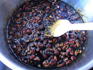 17、玫瑰阿胶糕,充分快速地搅拌均匀。