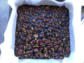 19、玫瑰阿胶糕,倒入熬制好的阿胶。