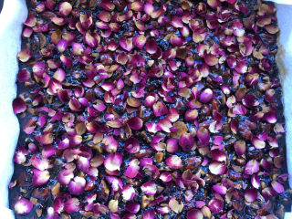 20、玫瑰阿胶糕,表面再可以撒上一层玫瑰花瓣。