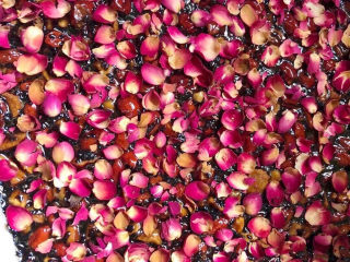 22、玫瑰阿胶糕,等冷却后放入冰箱冷藏一天,即可切块食用。