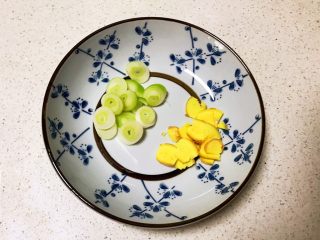 2、蒜香鸡腿,把大葱切成葱花，鲜姜切成小片