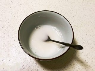 3、蒜香鸡腿,碗里加入1小勺玉米淀粉，加入70ml冷水调成水淀粉