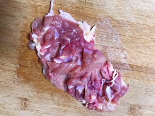 5、蒜香鸡腿,把鸡腿的骨头剥离开，在鸡腿肉上面横切几刀