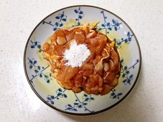 6、蒜香鸡腿,加入蚝油，加入生抽，加入鸡腿上面加入1勺玉米淀粉