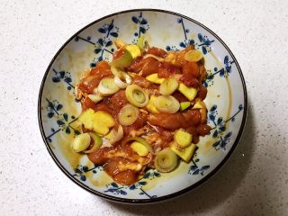 8、蒜香鸡腿,抓匀按摩5分钟，让鸡腿吸足蒜片的味道，再腌制入味20分钟