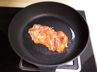 9、蒜香鸡腿,炒锅加入1小勺玉米油，油烧热后加入鸡腿（煎制的时候去掉葱花和姜片），全程小火煎制