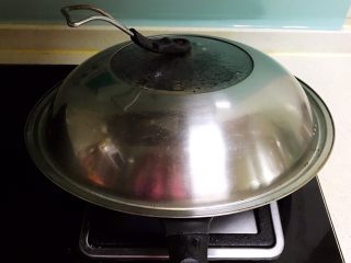 11、蒜香鸡腿,加入150ml开水，盖上锅盖，煎制3分钟